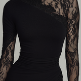 Rochie mini asimetrică din tul cu dantelă neagră și guler înalt
