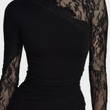 Larisa – Rochie Mini Asimetrică din Dantelă Neagră cu Guler Înalt și Mâneci Lungi