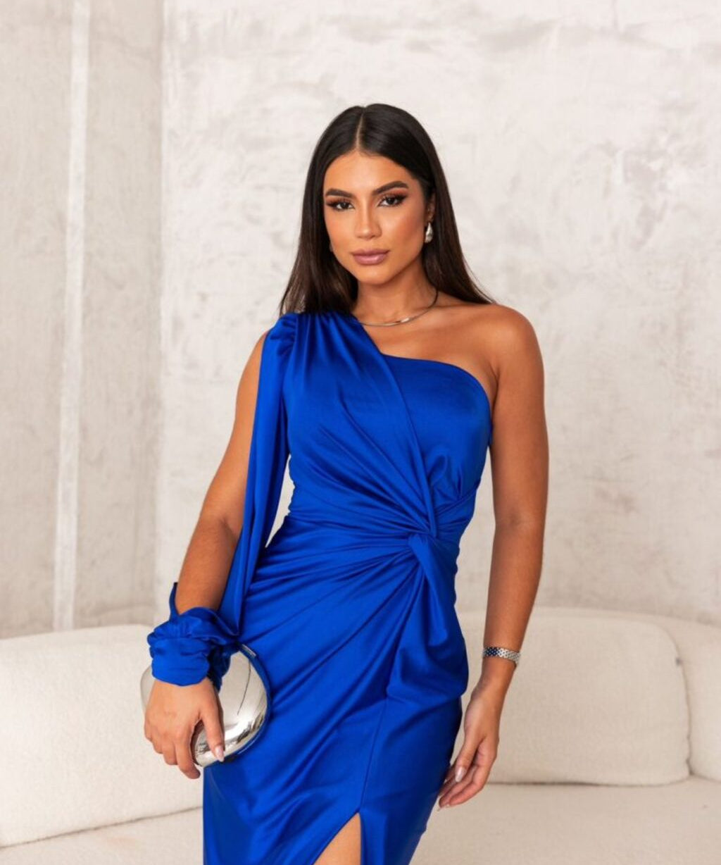 Luana – Rochie din Satin cu Design Asimetric și Fantă