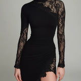 Rochie mini asimetrică din tul cu dantelă neagră și guler înalt