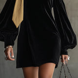 Rochie Mini Din Catifea Neagră și Satin Auriu, Cu Patchwork, Cu Umerii Decupați