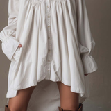 Rochie Mini cu Dantelă Albă și Mâneci Lungi, cu Hem Neregulat