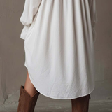 Rochie Mini cu Dantelă Albă și Mâneci Lungi, cu Hem Neregulat