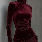 Rochie Mini Fitted cu Guler Înalt din Catifea Burgundy și Dantelă