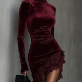 Rochie Mini Fitted cu Guler Înalt din Catifea Burgundy și Dantelă