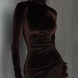 Rochie Mini Fitted cu Guler Înalt din Catifea Chocolate și Dantelă
