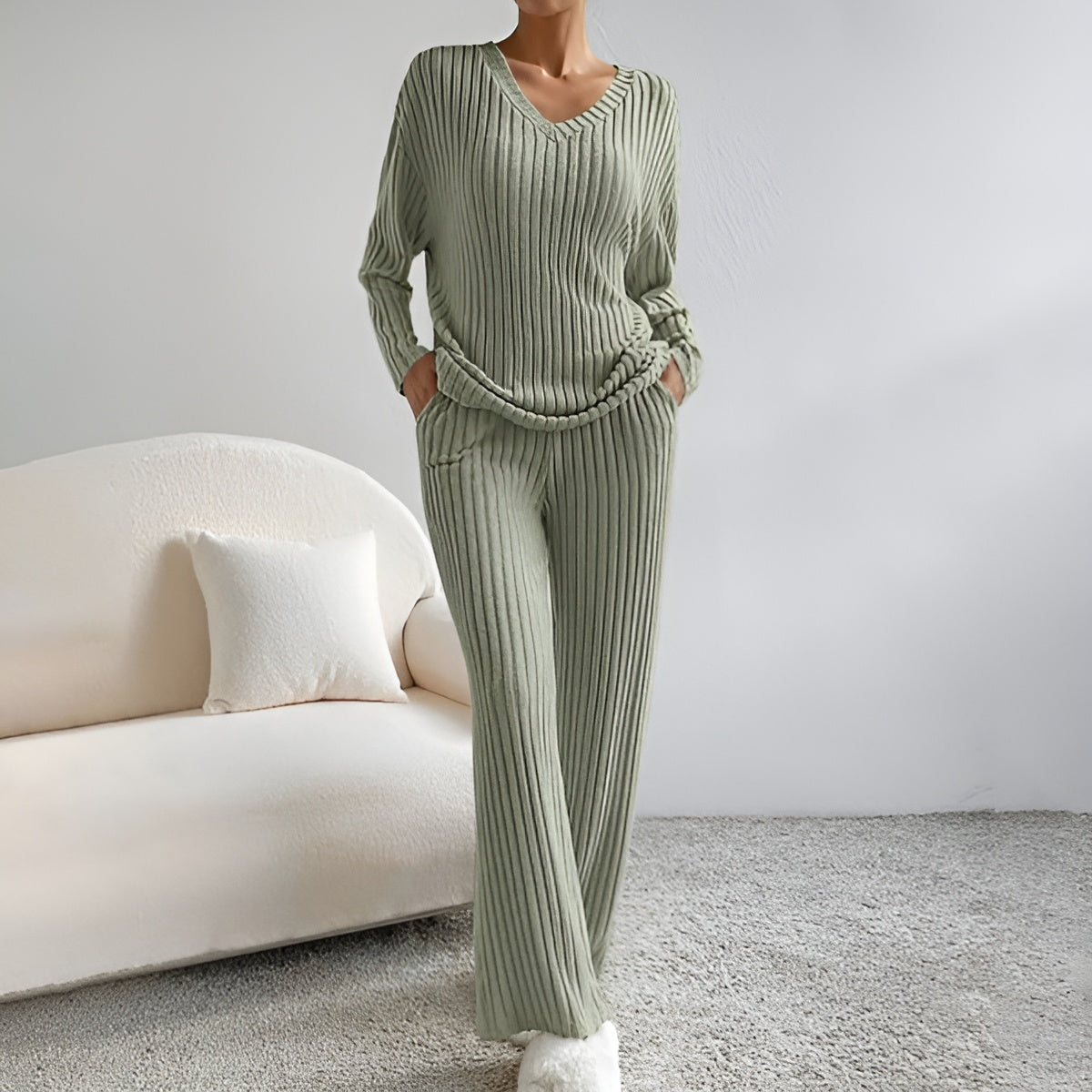 Wilma – Set Tricotat Doi Piese Pulover V și Pantaloni Confortabili