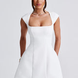 Aurelia – Rochie Mini cu Decolteu Pătrat Structural