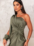 Luana – Rochie din Satin cu Design Asimetric și Fantă