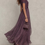 Dana – Rochie Maxi Violet cu Decupaj la Gât și Mâneci Dantelate